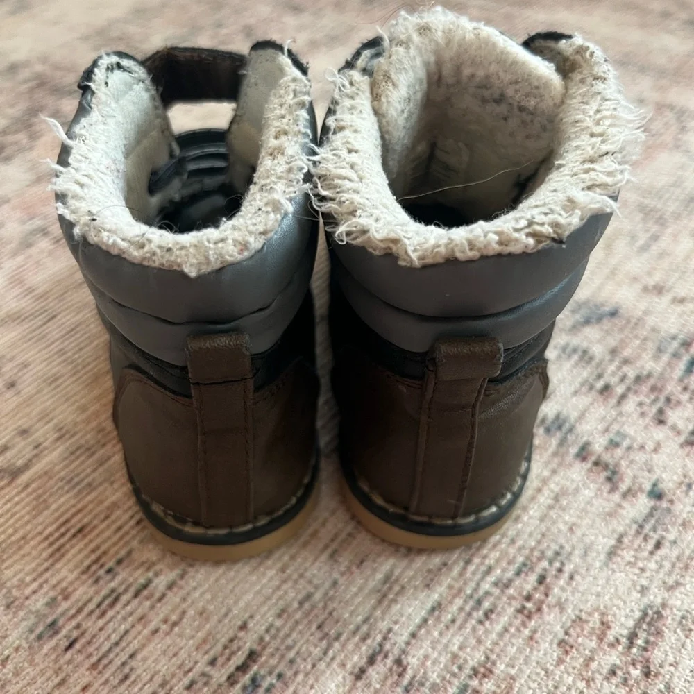 Old Navy Kids Boots in Black and Brown